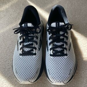 Brooks women’s Adrenaline GTS 22 Black and White Running Shoes